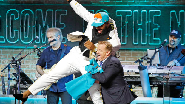christian-wilkins-roger-goodell-nfl-draft.jpg